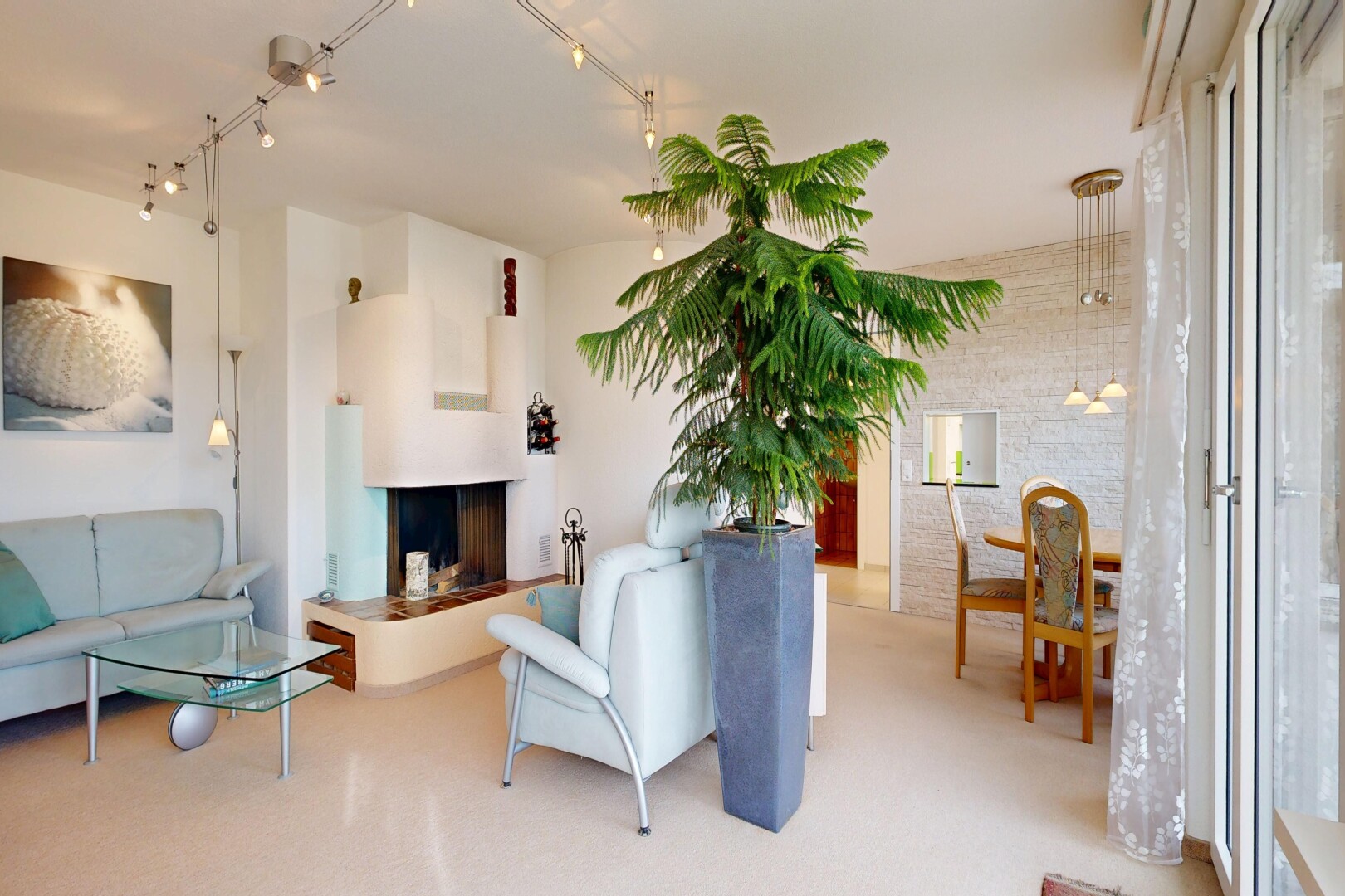 salon avec moquette, carpet, cheminée, cloison sèche, et drywall