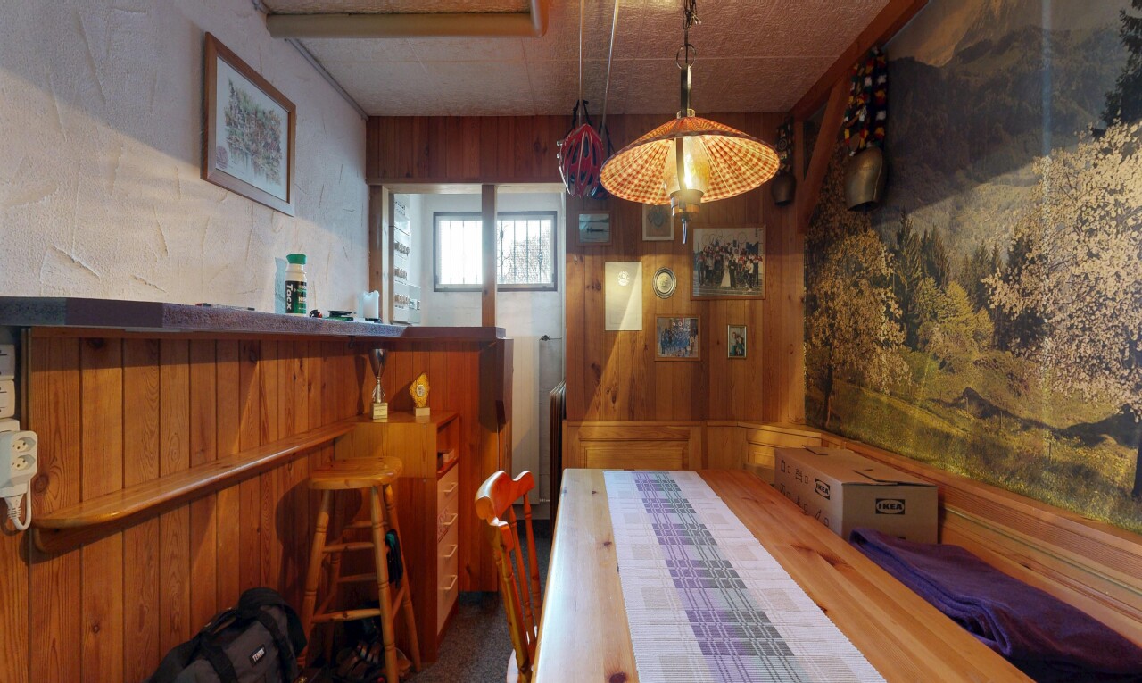 salle à manger avec mur en bois, wood wall, inside property, lumière naturelle, et natural light