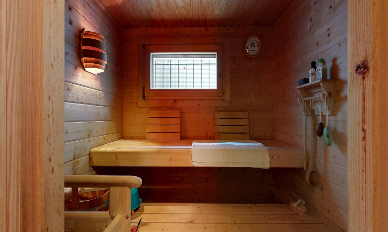 salle de bains avec sauna, mur en bois, wood wall, inside property, et plafond en bois