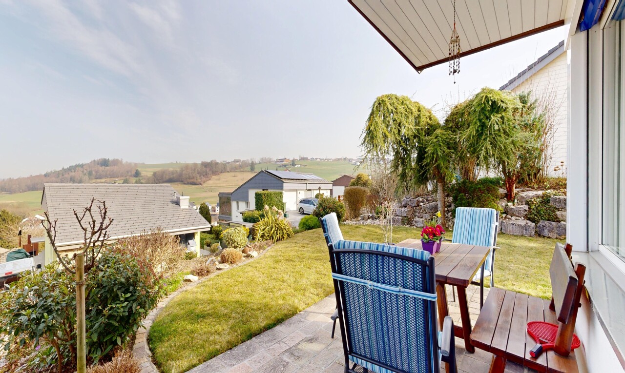 terrasse avec coin repas extérieur, pelouse, terrasse, from property, et day time