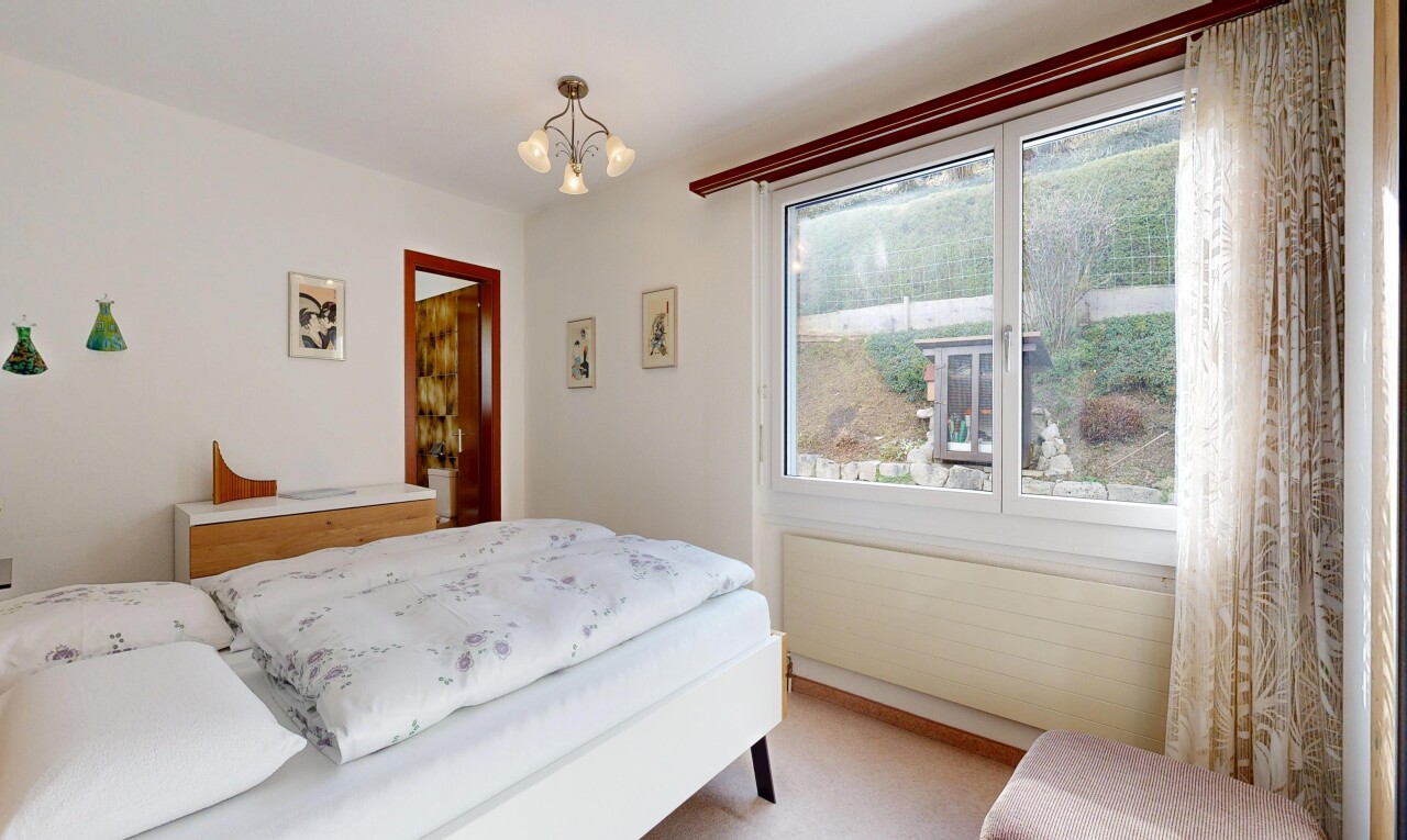chambre avec cloison sèche, drywall, inside property, lustre remarquable, et lumière naturelle