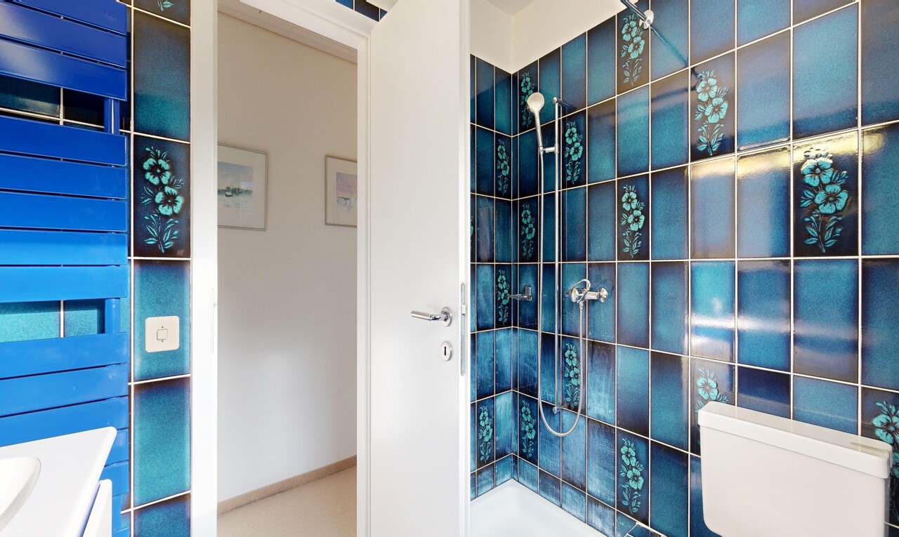 salle de bains avec douche, drywall, cloison sèche, et salle de bain complète