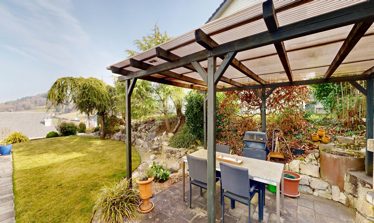 terrasse avec from property, coin repas extérieur, pelouse, terrasse, et day time