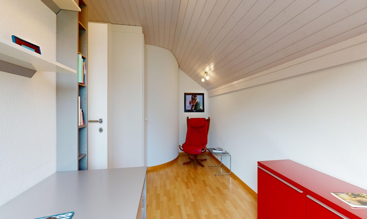 bureau avec plafond en bois, wood ceiling, plafond voûté, vaulted ceiling, et sol en finition bois