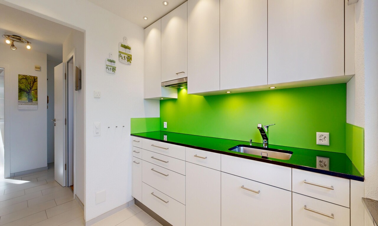 cuisine avec plans de travail, dark countertops, inside property, armoires blanches, et white cabinets