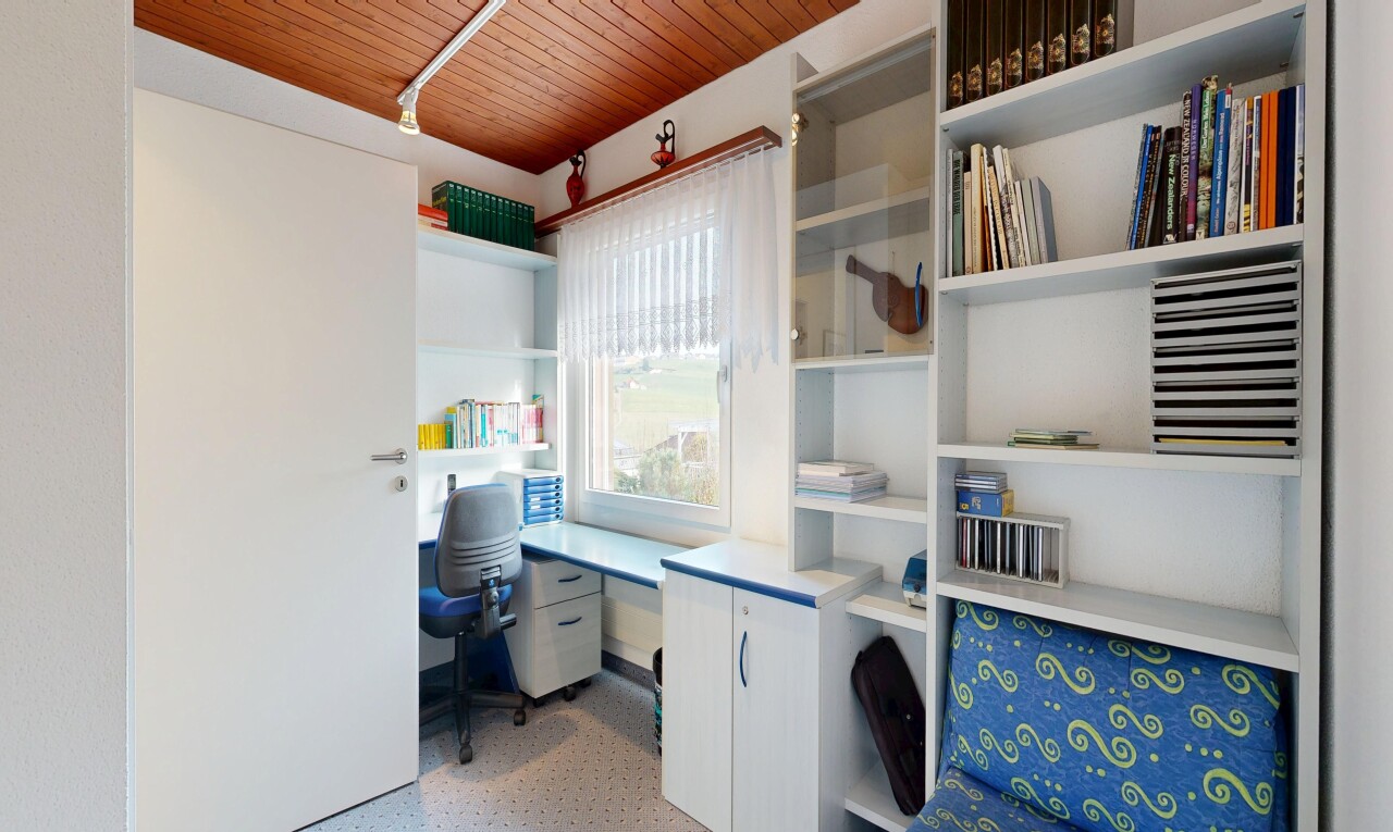 bureau avec plafond en bois, wood ceiling, inside property, bureau intégré, et lumière naturelle