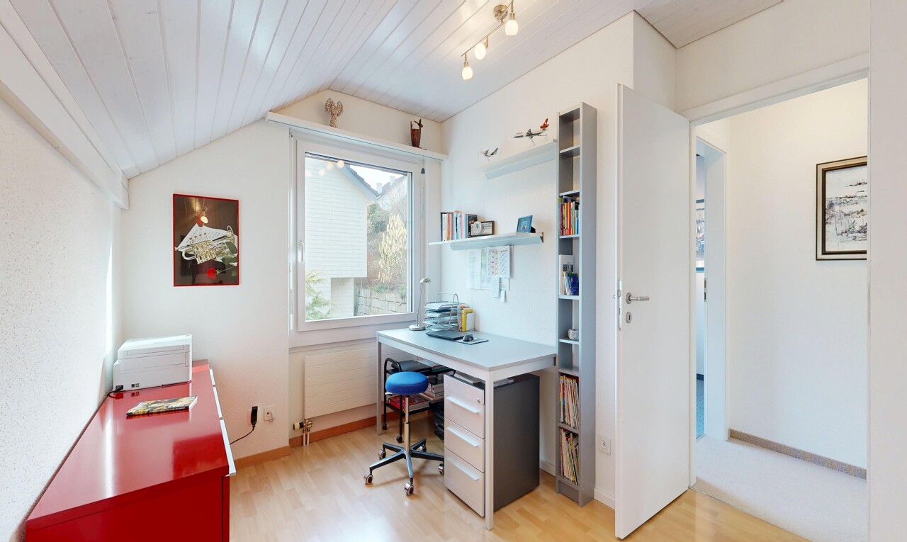 bureau avec espace bureau, sol en finition bois, wood finish floor, inside property, et lumière naturelle