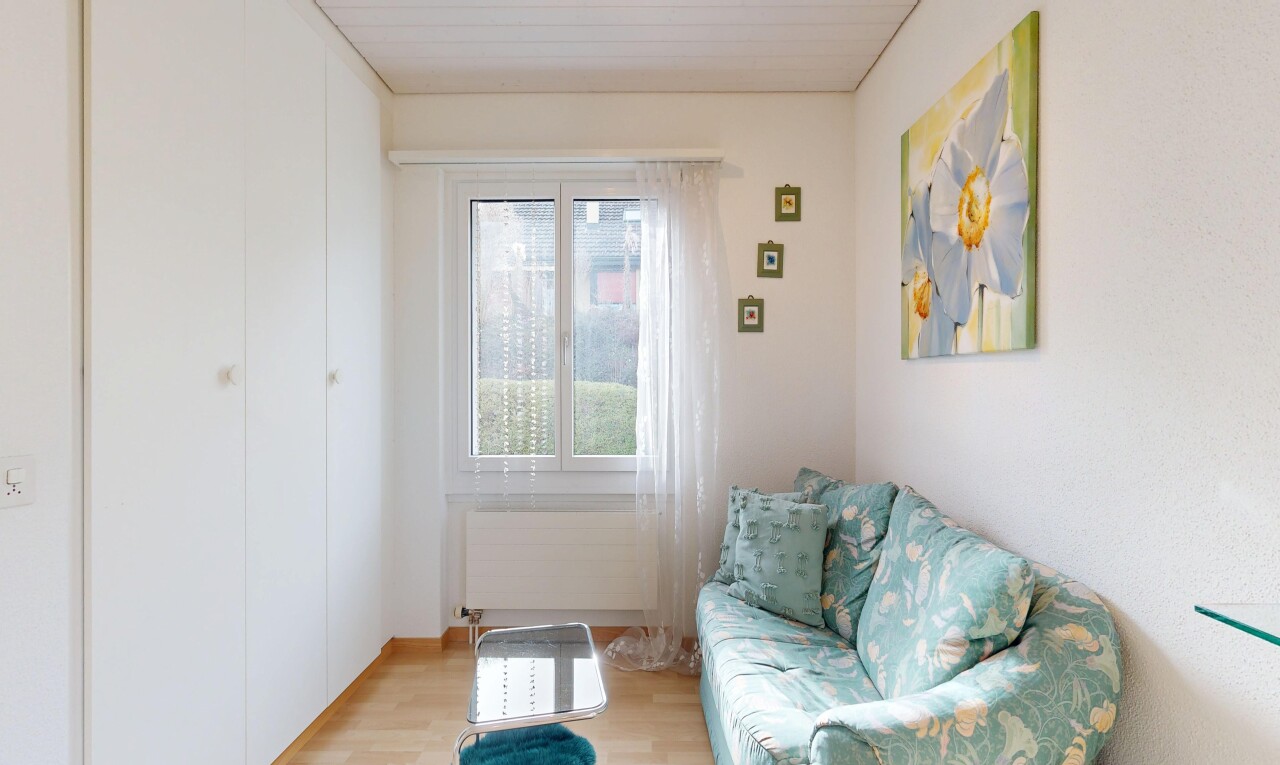 salon avec lumière naturelle, natural light, inside property, sol en finition bois, et wood finish floor