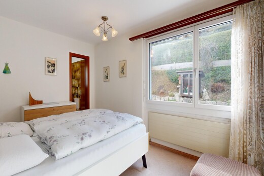 zimmer / schlafzimmer mit gipskartonwand, drywall, inside property, bemerkenswerter kronleuchter, und natürliches licht