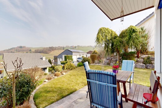 terrasse mit essbereich im freien, rasen, deck, from property, und day time