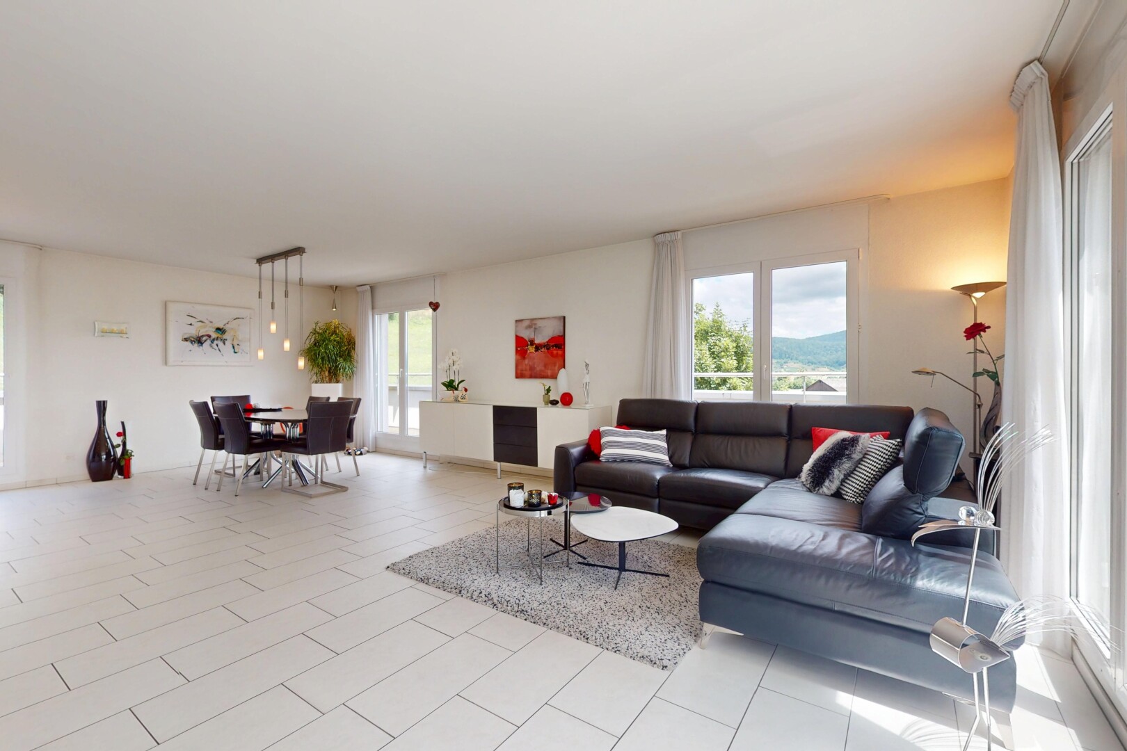 salon / salle à manger avec inside property, natural light, lumière naturelle, drywall, et cloison sèche