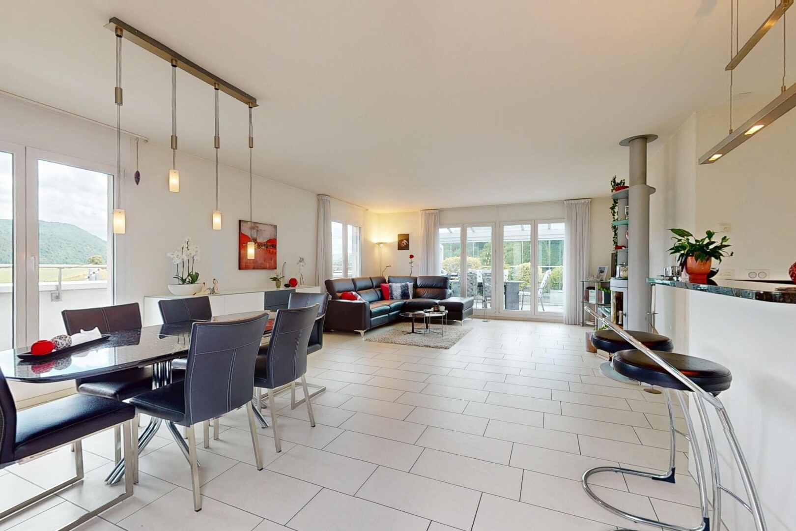 salon / salle à manger avec inside property, natural light, lumière naturelle, drywall, et cloison sèche