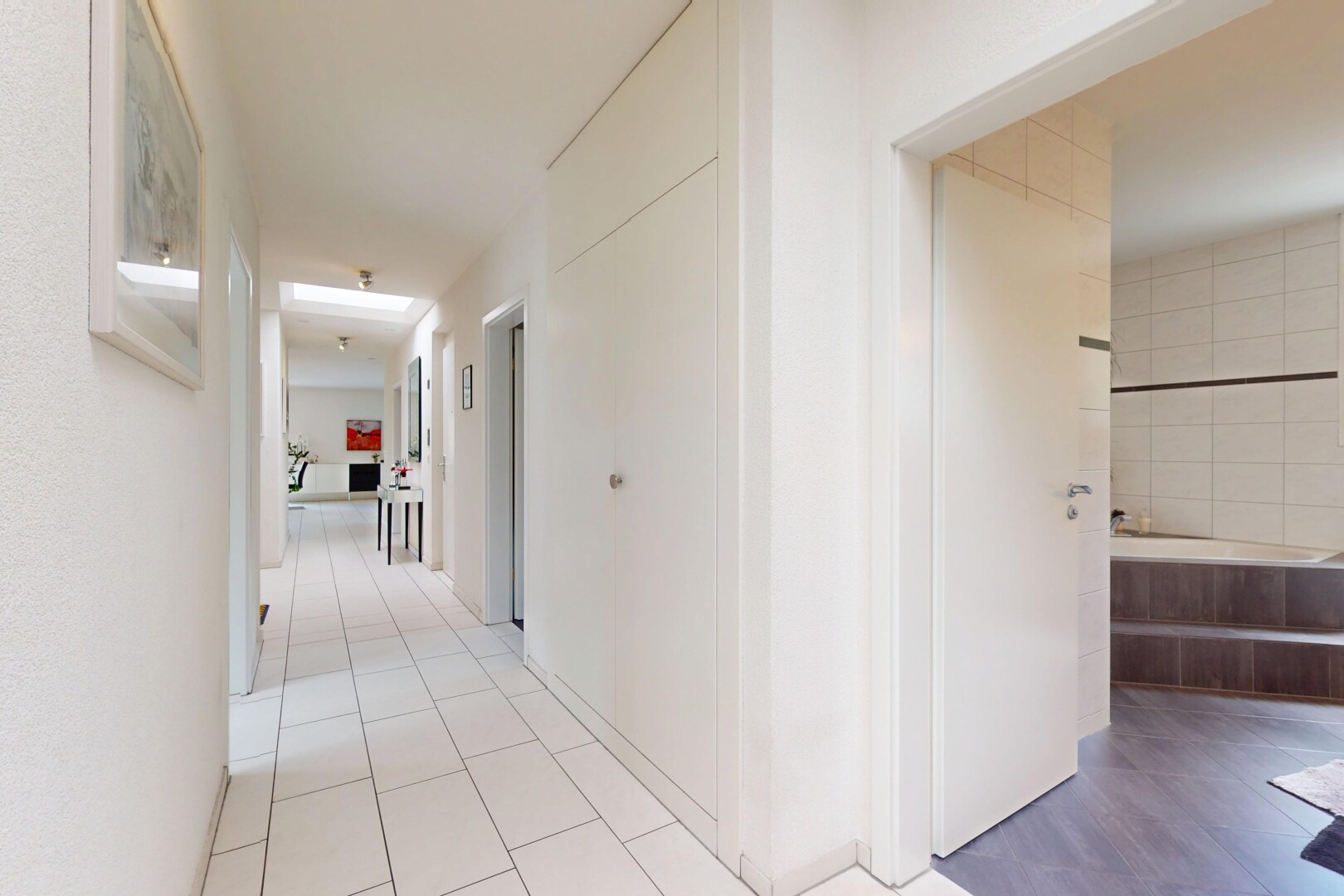 couloir avec inside property, tile floor, et sol en carrelage