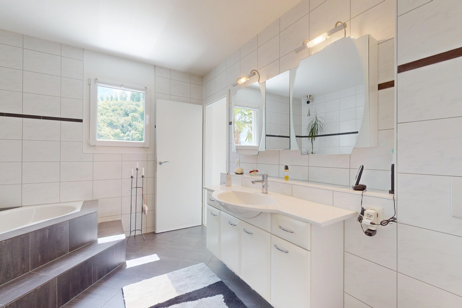 salle de bains avec tile wall, mur en carrelage, natural light, lumière naturelle, et lavabo (ou coiffeuse selon le contexte)