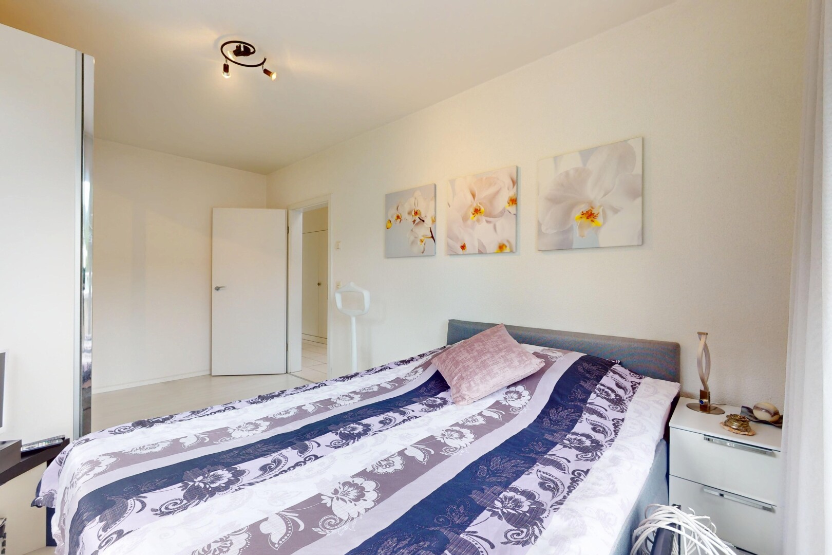 chambre avec inside property, drywall, et cloison sèche