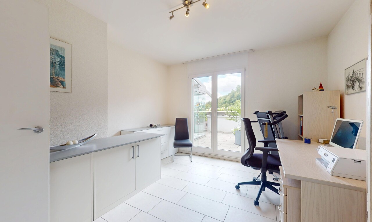 bureau avec natural light, lumière naturelle, espace bureau, inside property, et tile floor