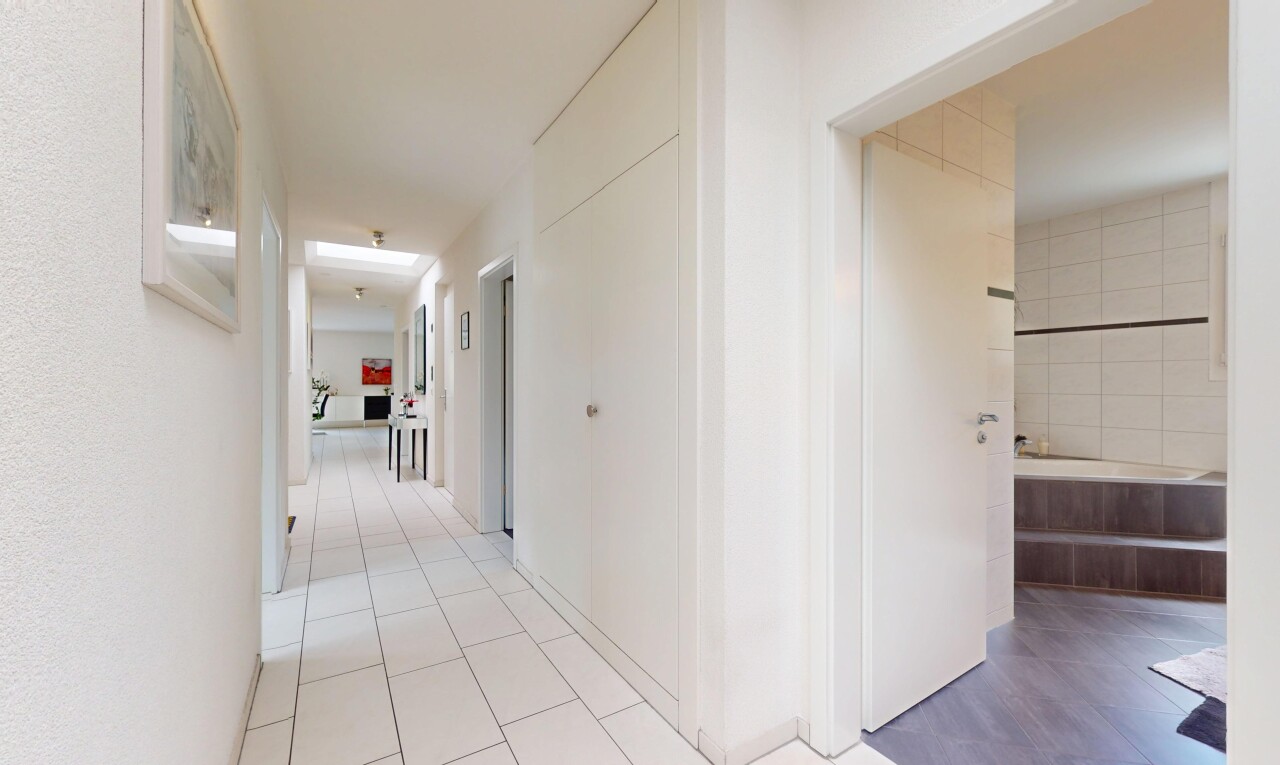 couloir avec inside property, tile floor, et sol en carrelage