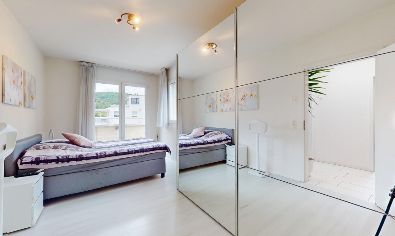 chambre avec natural light, lumière naturelle, inside property, wood finish floor, et sol en finition bois