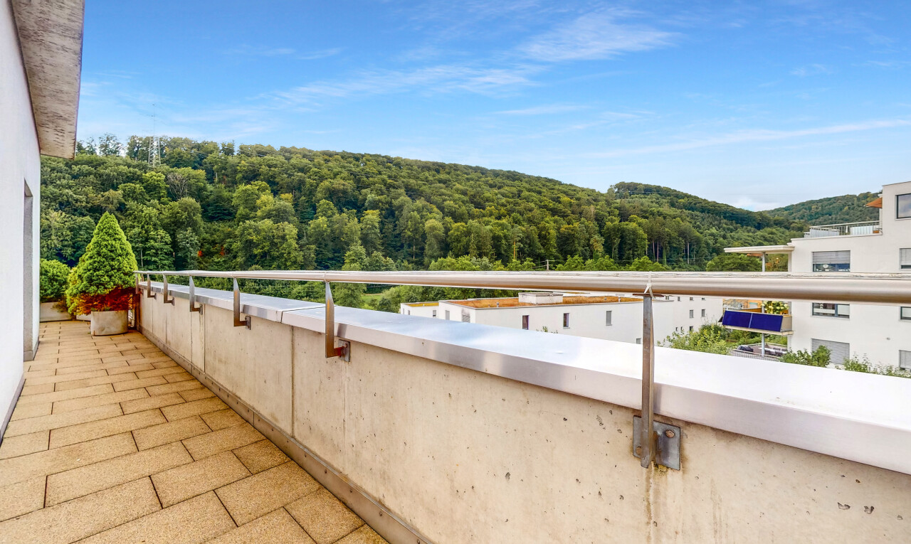 balcon avec vue sur la forêt, forest view, day time, balcon, et from property
