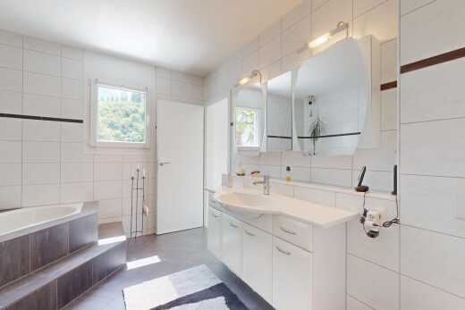 bad mit tile wall, fliesenwand, natural light, natürliches licht, und schminktisch