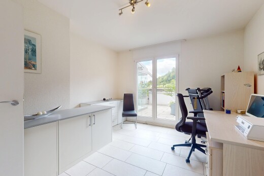 büro mit natural light, natürliches licht, bürobereich, inside property, und tile floor