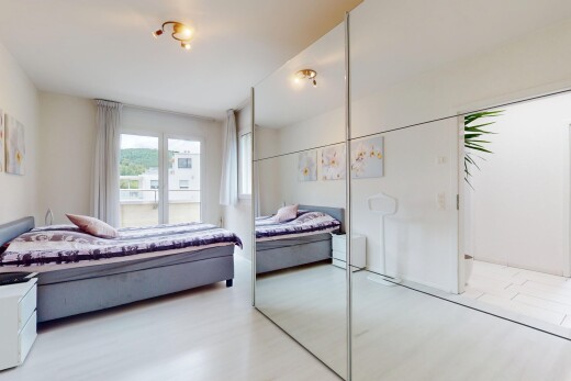 zimmer / schlafzimmer mit natural light, natürliches licht, inside property, wood finish floor, und holzfußboden