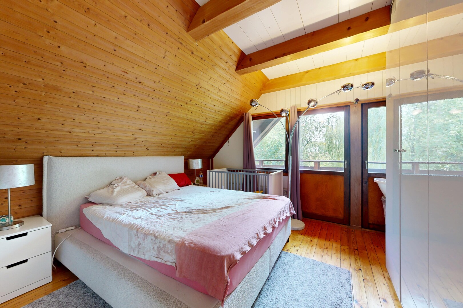 chambre avec wood finish floor, sol en finition bois, hardwood floor, vaulted ceiling, et plafond voûté