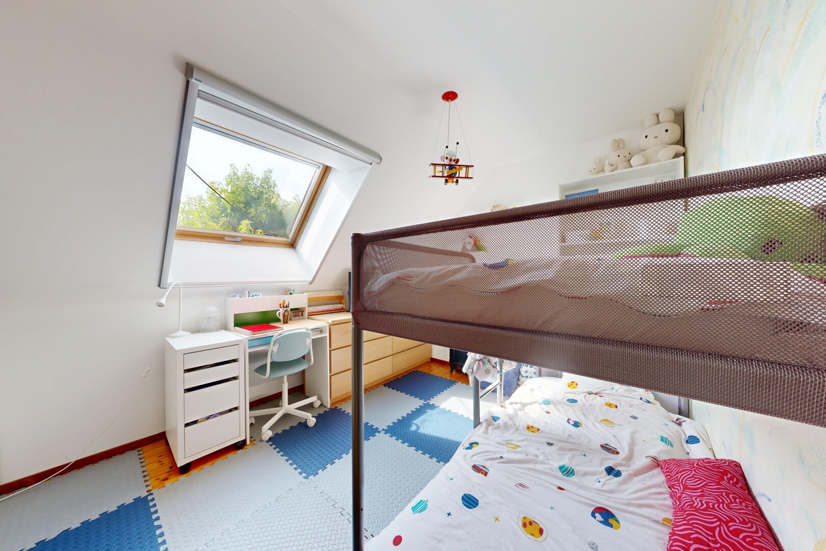chambre avec drywall, cloison sèche, lumière naturelle, inside property, et light floor