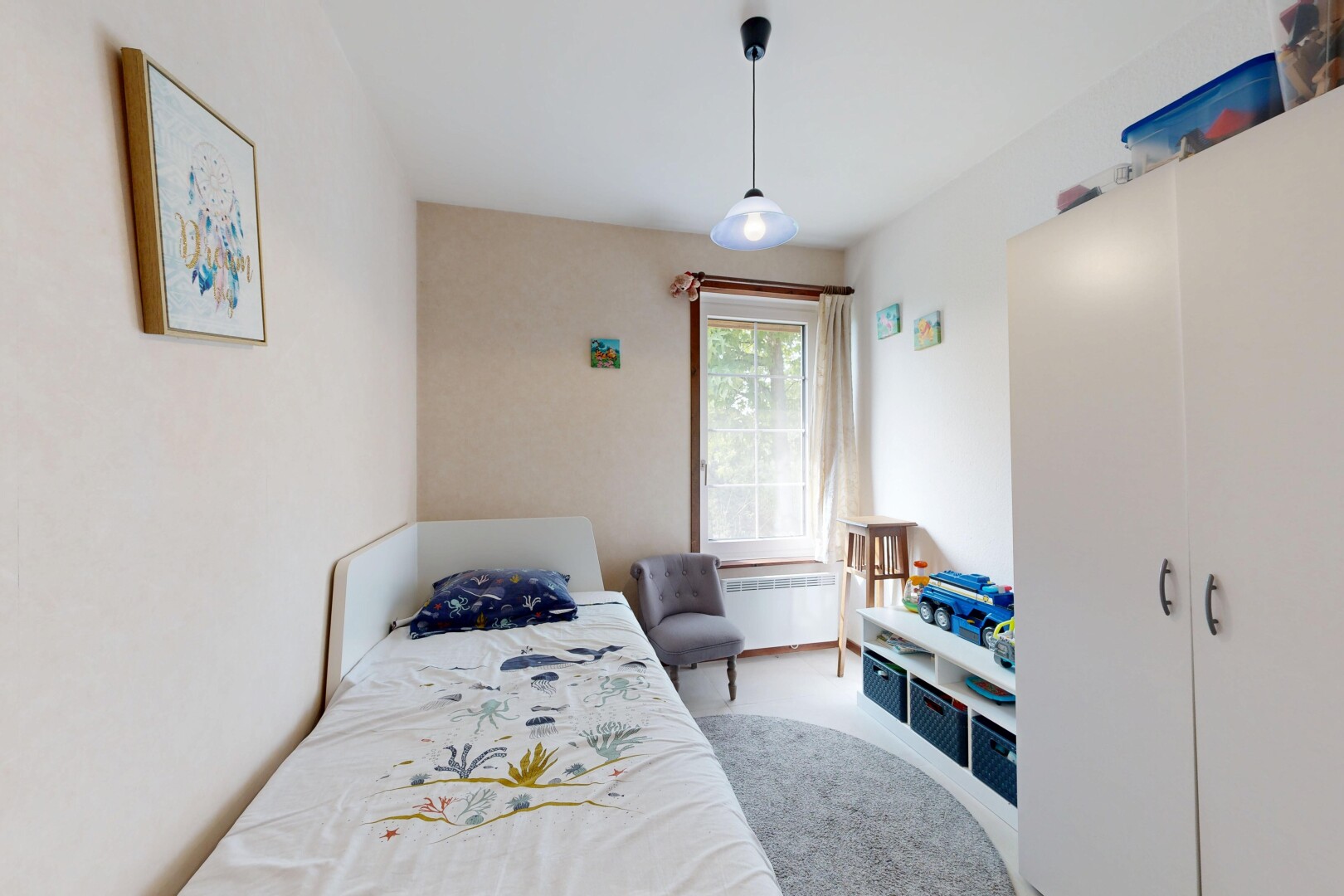 chambre avec éclairage suspendu, drywall, cloison sèche, lumière naturelle, et inside property