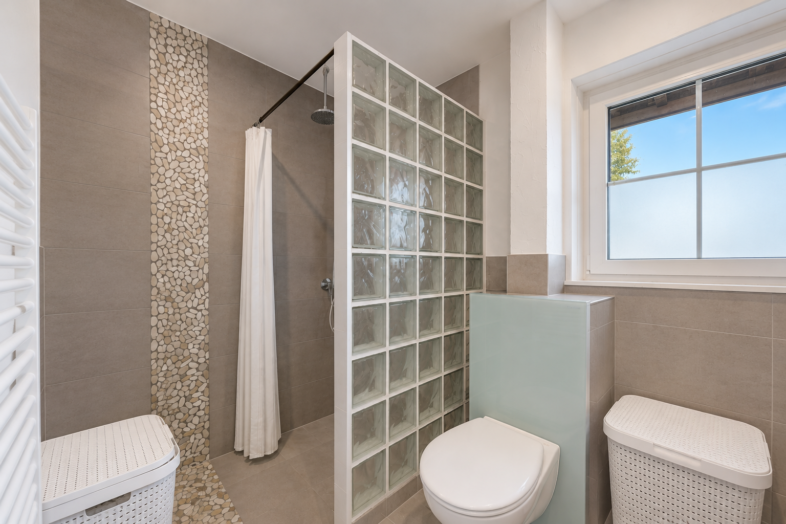 salle de bains avec mur en carrelage, tile wall, douche, salle de bain complète, et toilette