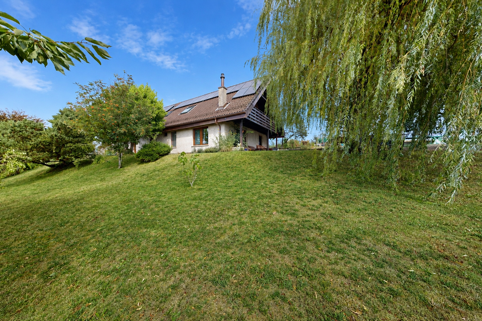 jardin avec panneaux solaires, pelouse, property visible, day time, et from property