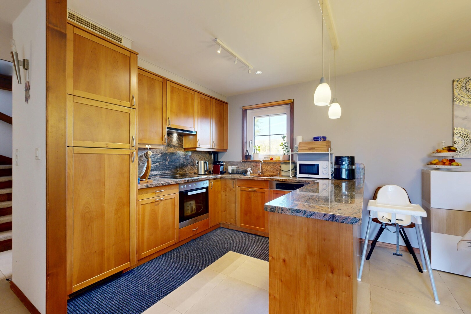 cuisine avec éclairage sur rail, dosseret, backsplash, shaker cabinets, et armoires de style shaker
