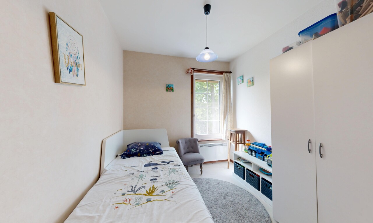 chambre avec éclairage suspendu, drywall, cloison sèche, lumière naturelle, et inside property