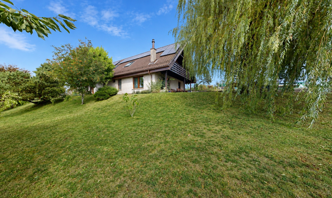 jardin avec panneaux solaires, pelouse, property visible, day time, et from property