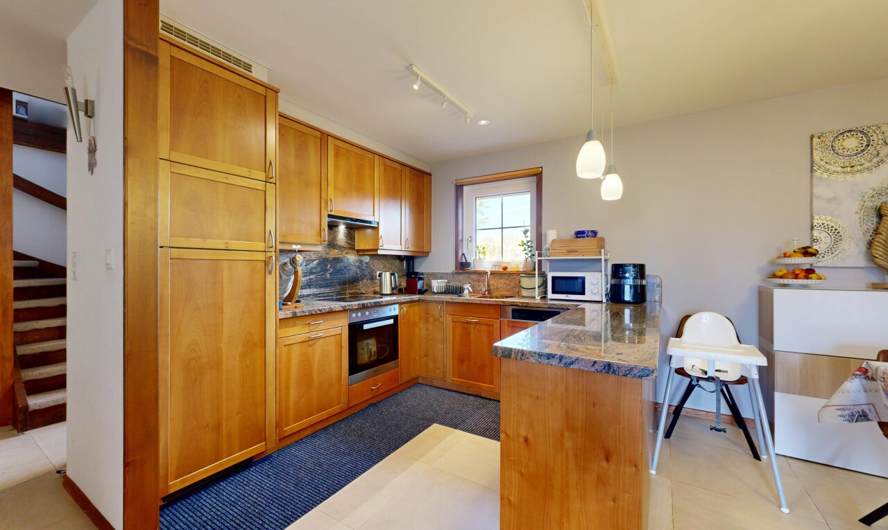 cuisine avec éclairage sur rail, dosseret, backsplash, shaker cabinets, et armoires de style shaker