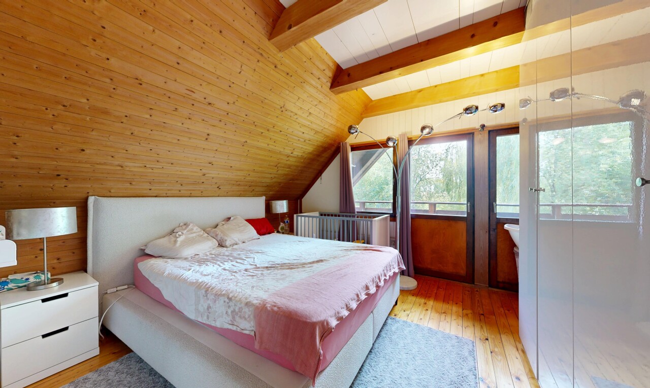 chambre avec wood finish floor, sol en finition bois, hardwood floor, vaulted ceiling, et plafond voûté