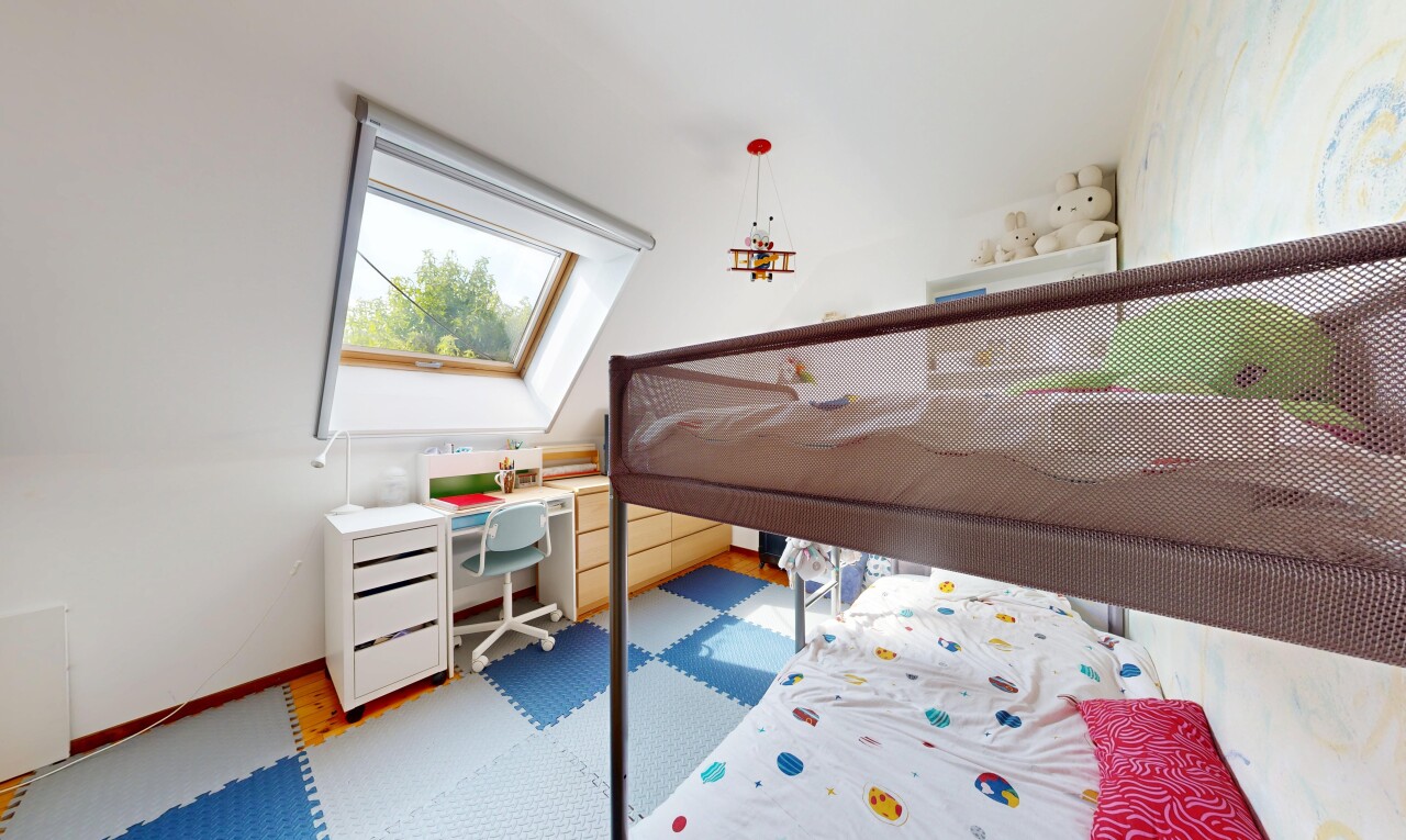 chambre avec drywall, cloison sèche, lumière naturelle, inside property, et light floor