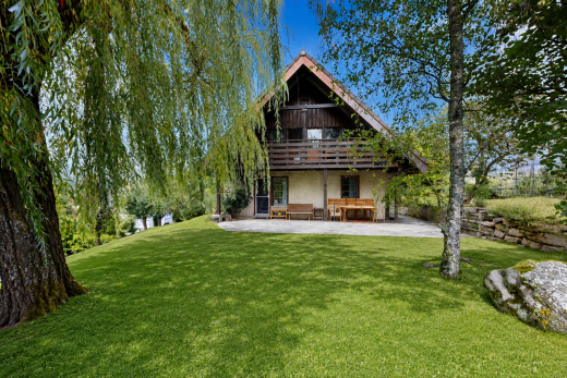 façade avec pelouse, property visible, from property, balcon, et terrasse