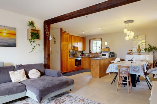 salon / salle à manger avec éclairage suspendu, drywall, cloison sèche, lumière naturelle, et éclairage sur rail