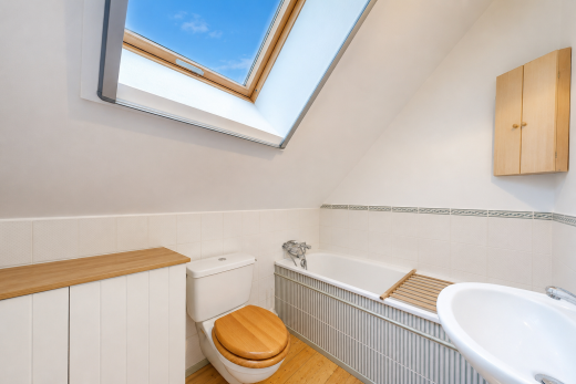 salle de bains avec bain, salle de bain complète, wood finish floor, sol en finition bois, et évier