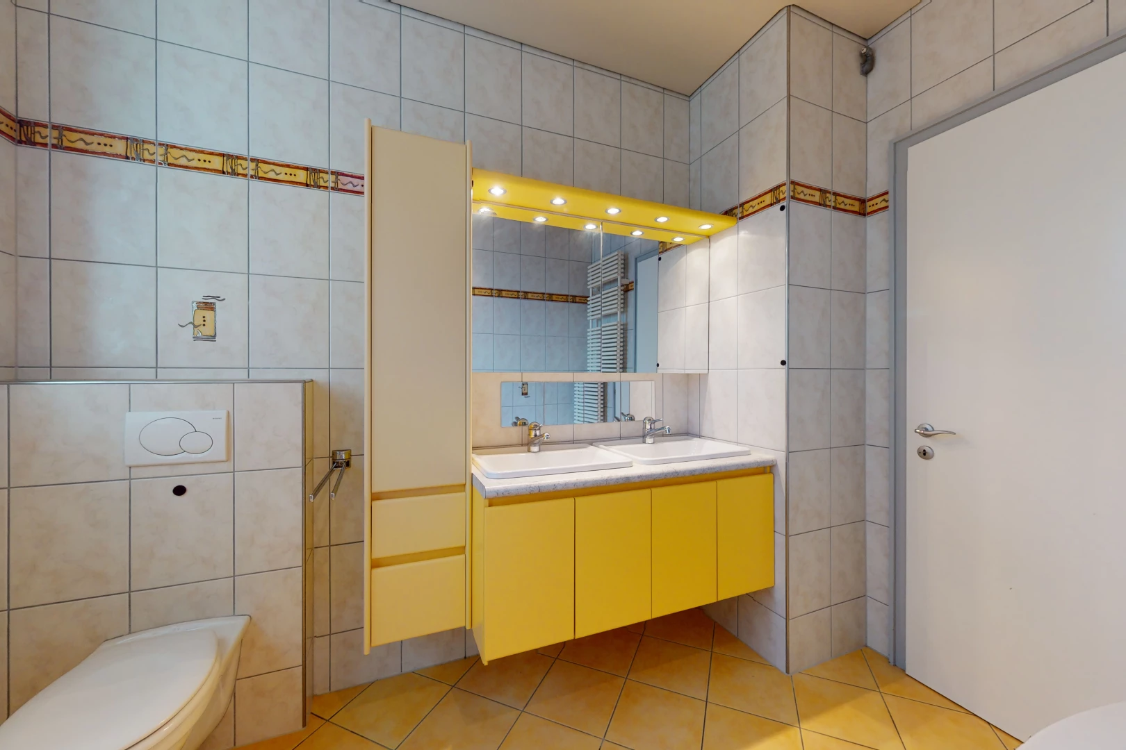 salle de bains avec carrelage, meuble-lavabo, toilettes, vasque, et miroir