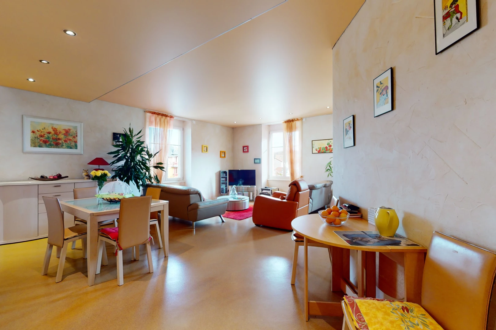 salle à manger avec lumière naturelle