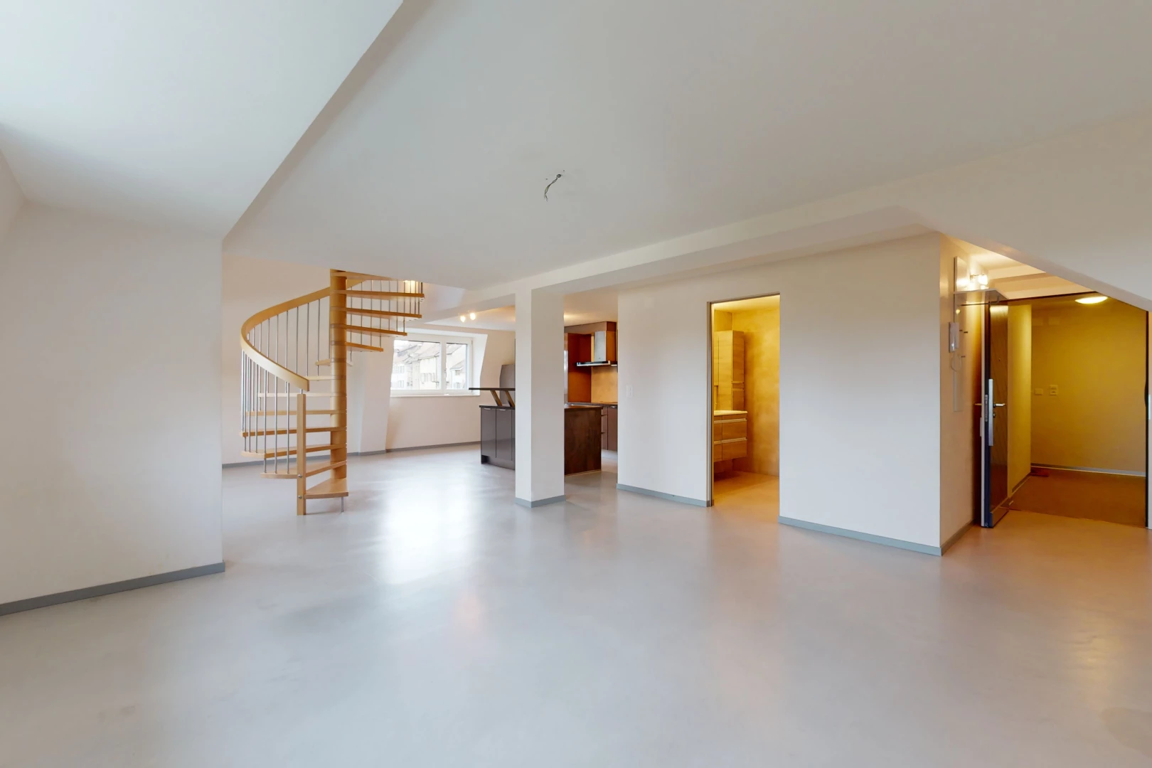 salon avec lumière naturelle et plafond voûté