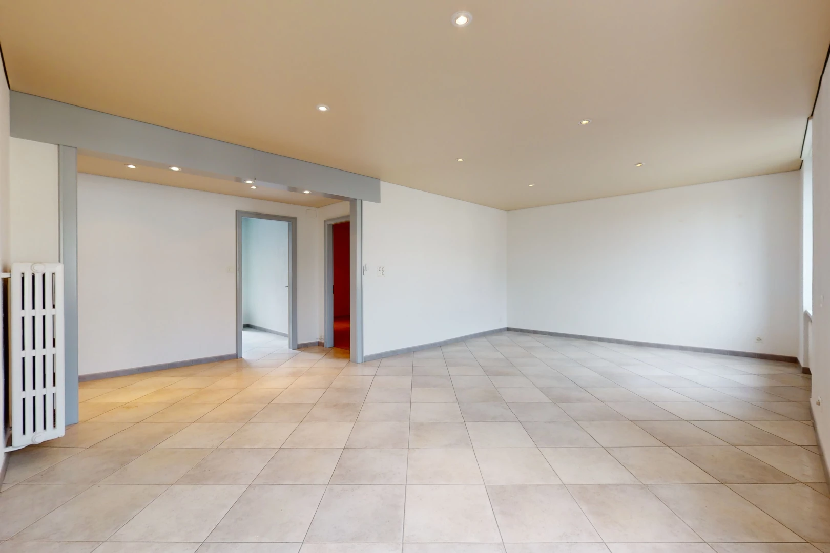 chambre vide avec carrelage et radiateur