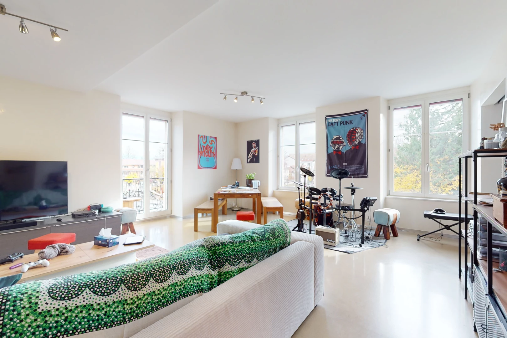 salon avec lumière naturelle et télévision