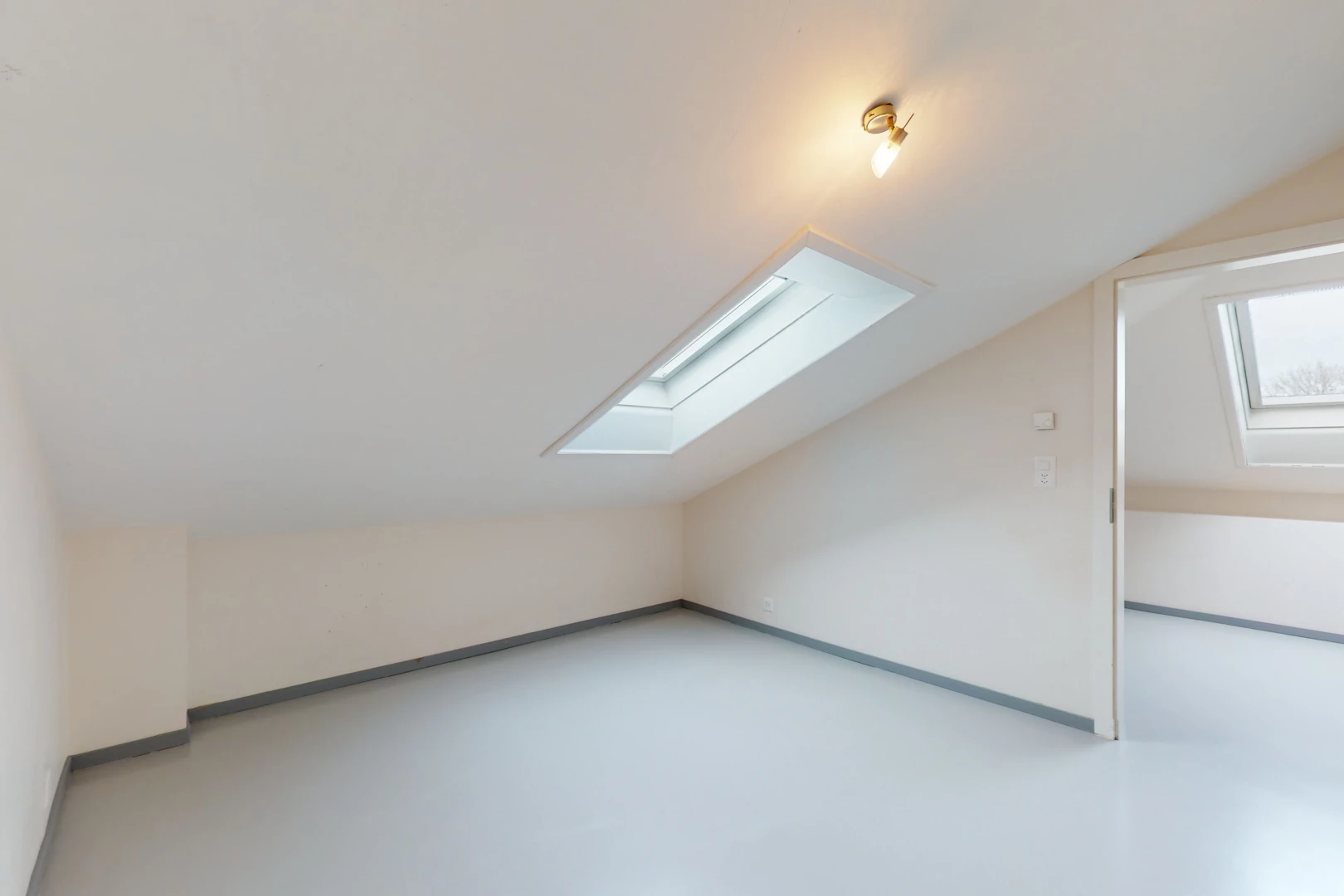 chambre bonus avec lumière naturelle et lucarne