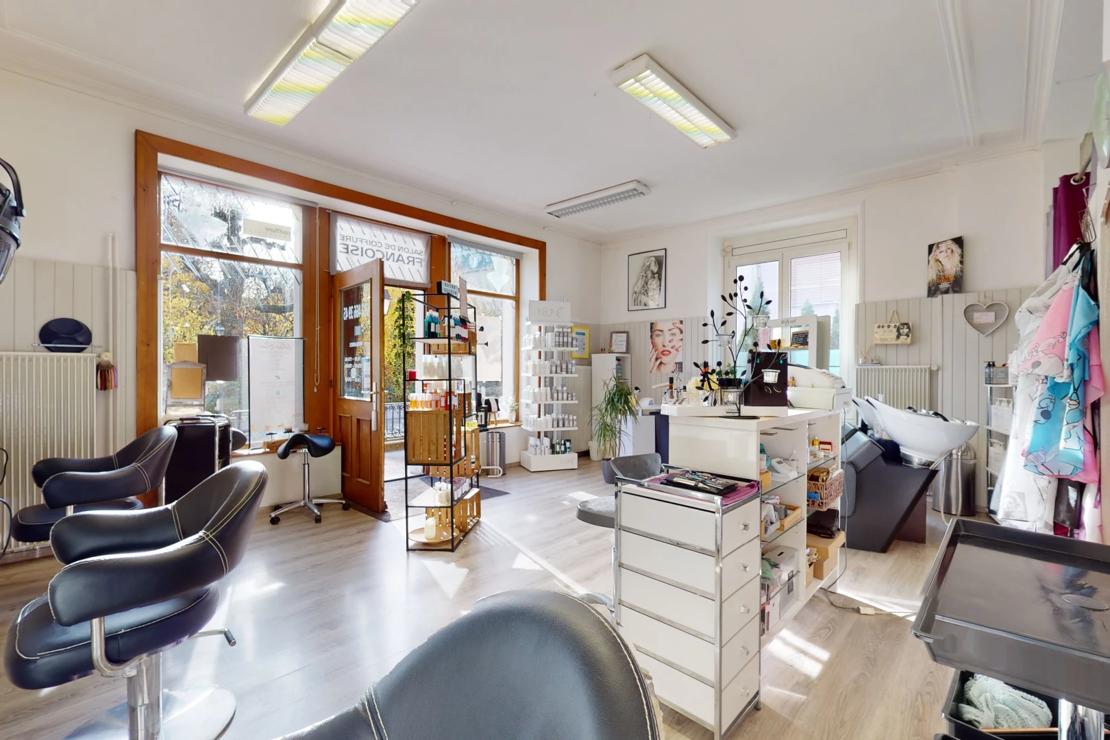 bureau avec lumière naturelle et parquet