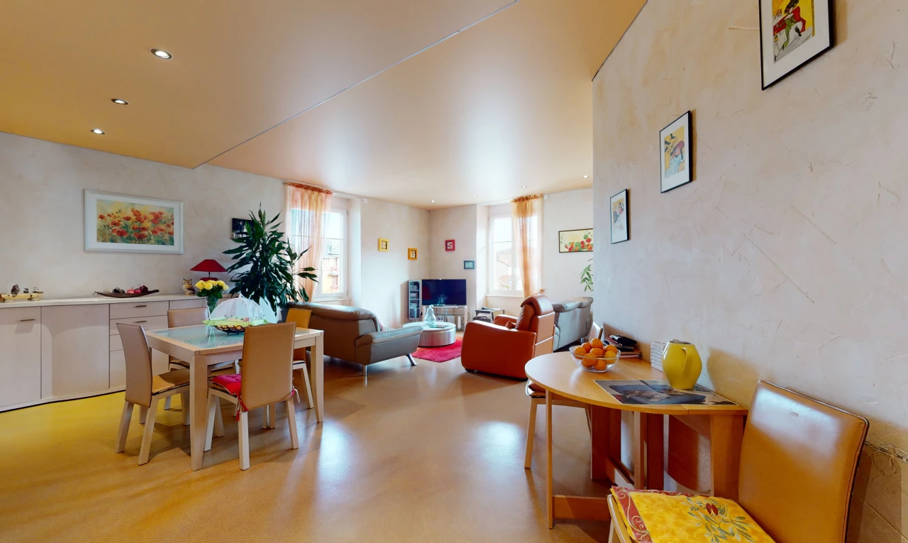 salle à manger avec lumière naturelle