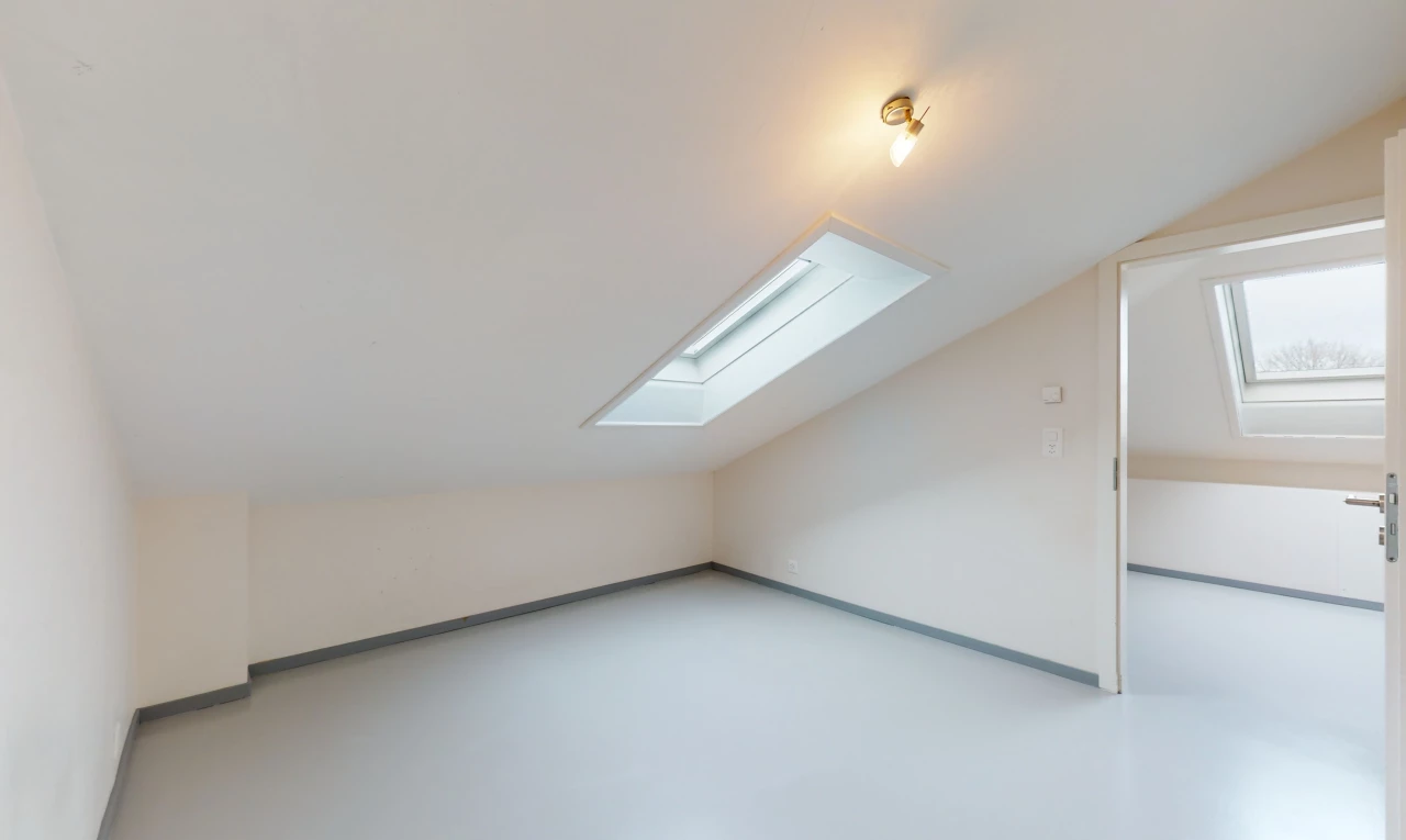 chambre bonus avec lumière naturelle et lucarne