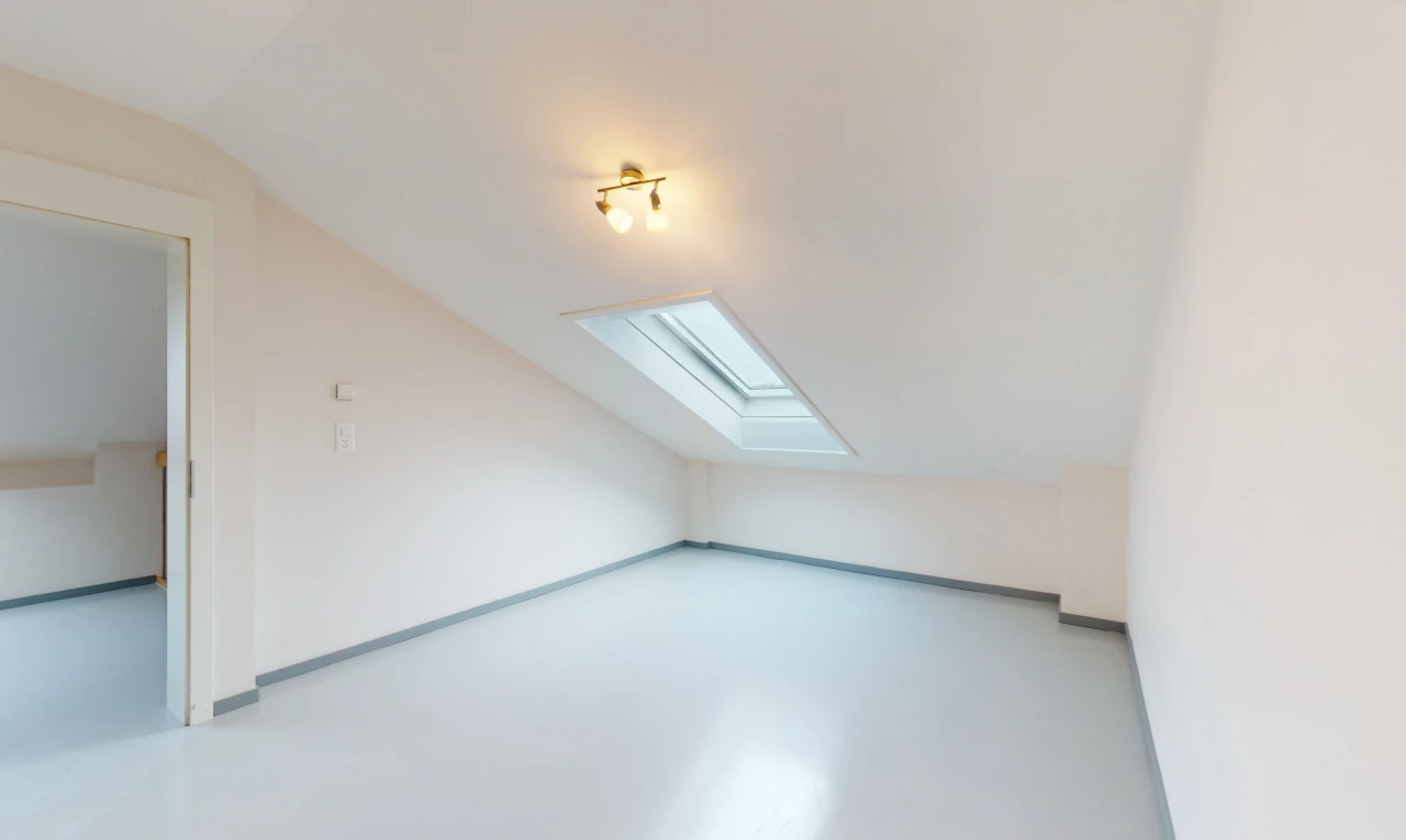 chambre bonus avec lumière naturelle et lucarne